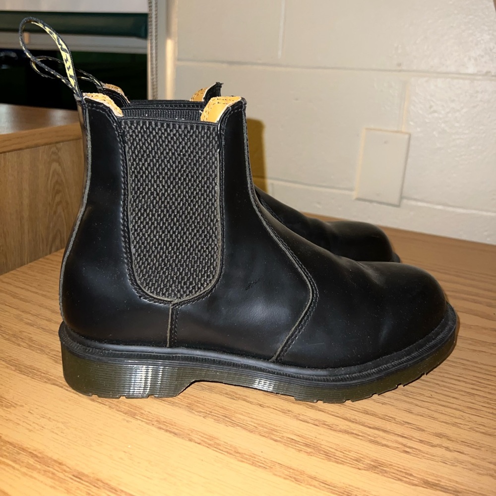 Dr. Marten’s 2976 Smooth Leather Chelsea Boot - AirWair with bouncing soles